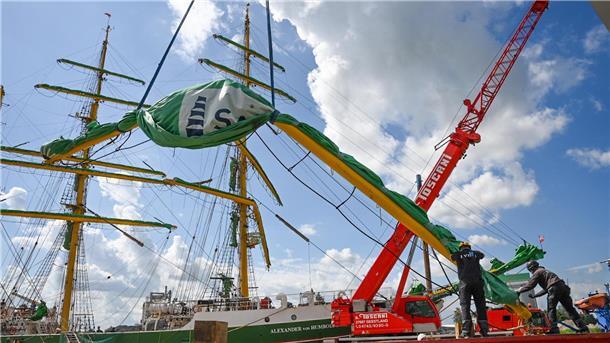 Sail-Segel der "Alex II" wird eingezogen.