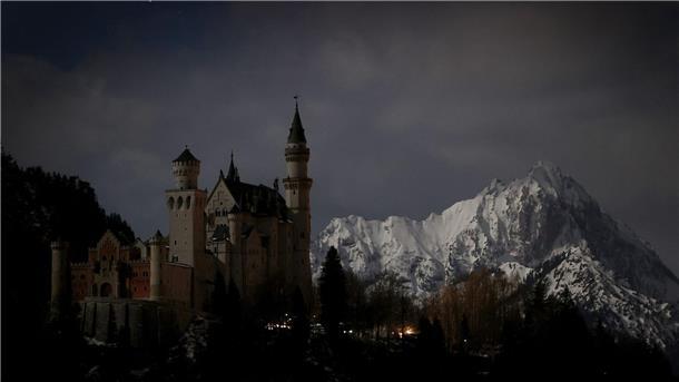 Sehenswürdigkeiten im Dunkeln - „Earth Hour“ weltweit Auch das Schloss Neuschwanstein nahm im Jahr 2021 an der „Earth Hour“ teil.
