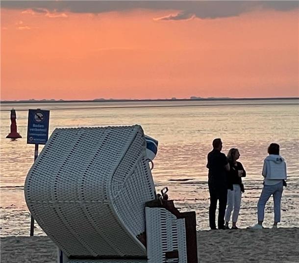 Auch das sind Maritime Tage: Am Weserstrand in den Sonnenuntergang schauen. Fotografiert von Vivian Glade, in Instagram @vivgee.