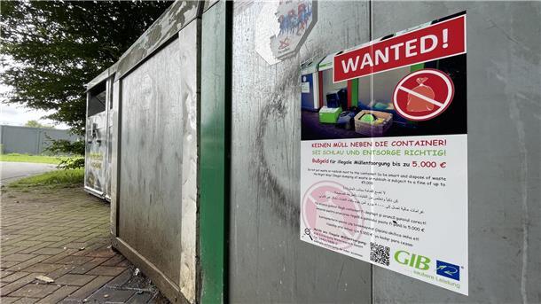 Kampagne gegen illegalen Müll an Altglascontainern. Auch der Altglascontainer am Plaatweg-Stadion ist schon mit einem „Wanted"-Poster ausgestattet.