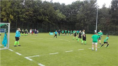 Auch der BSC Grünhöfe (schwarze Trikots) nahm mit zwei Mannschaften am dritten Spieltag der „Bunten Liga“ teil.
