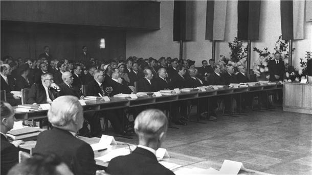 Auch der Bundesrat wird 75 - er ist sogar einen Tick jünger als sein Zwilling.