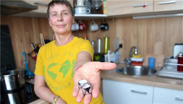 Auch der Einbau sogenannter Perlatoren zum Wassersparen, die Luisa Wendel-Neue hier zeigt, gehört zum Stromspar-Check dazu.