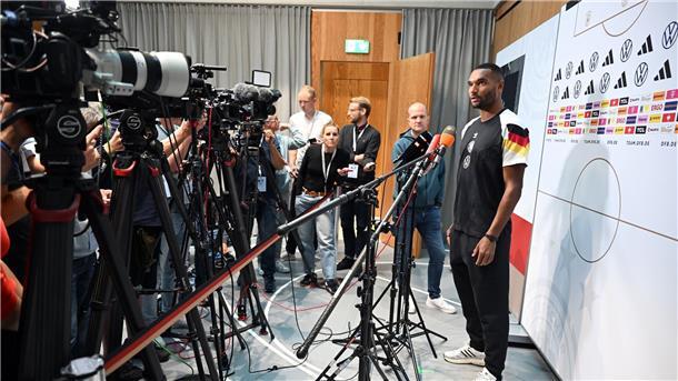 Auch der Ex-Leverkusener Jonathan Tah ist vom schnellen Trainer-Rauswurf bei Bayer überrascht.