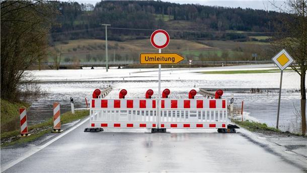 Scholz erneut im Hochwassergebiet: Kritik von Anwohnern Auch der Fluss Itz führt Hochwasser. Hier eine gesperrte Straße bei Untermerzbach im Landkreis Haßberge in Bayern.