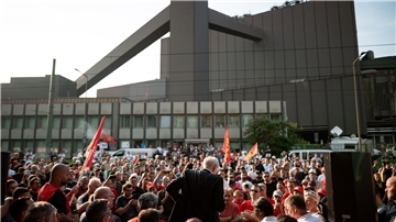 Auch der frühere IG Metall-Chef Detlef Wetzel ist am Donnerstag als Aufsichtsrat bei Thyssenkrupp Steel zurückgetreten. Nach der Sitzung sprach er zu Beschäftigten. 