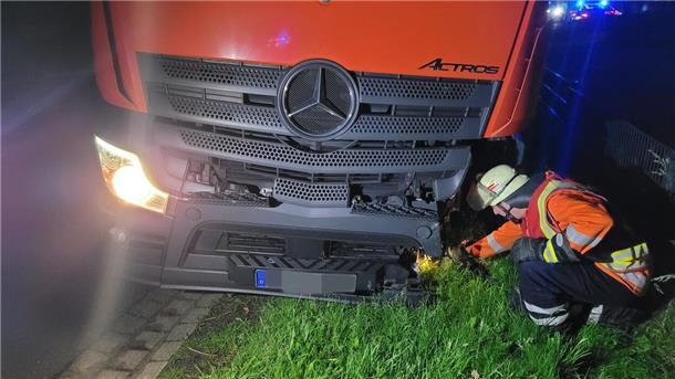Auch der LKW wurde stark beschädigt.