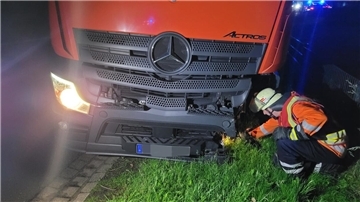 Auch der LKW wurde stark beschädigt.