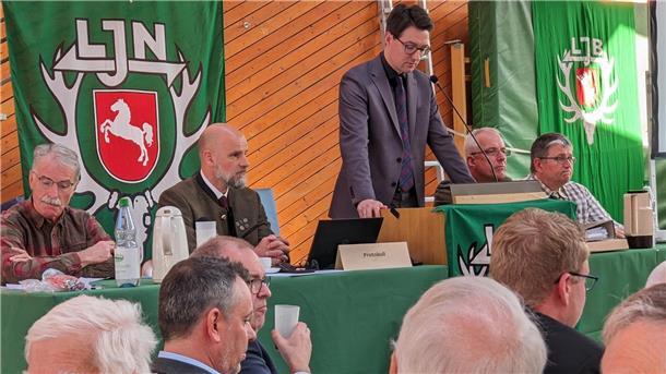 Auch der neue Bundestagsabgeordnete Christoph Frauenpreiß (CDU) sprach Grußworte beim Jägertag in Nesse und dokumentierte sein Interesse an regionalen Geschehnissen.