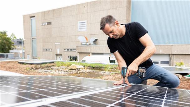 Auch der Regierungschef packt an: Olaf Lies montierte bei einem Arbeitseinsatz als Wirtschaftsminister ein Solarmodul auf einem Dach. (Archivbild)