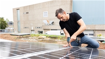 Auch der Regierungschef packt an: Olaf Lies montierte bei einem Arbeitseinsatz als Wirtschaftsminister ein Solarmodul auf einem Dach. (Archivbild)