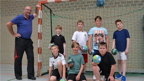 Auch der TV Gut Heil Spaden (hier Sportwart Jürgen Schmitt mit dem E-Jugend-Handballteam) bekommt einen Zuschuss vom Kreis für den Wiederaufbau eines Unterstands. 