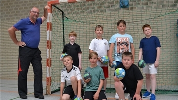 Auch der TV Gut Heil Spaden (hier Sportwart Jürgen Schmitt mit dem E-Jugend-Handballteam) bekommt einen Zuschuss vom Kreis für den Wiederaufbau eines Unterstands. 