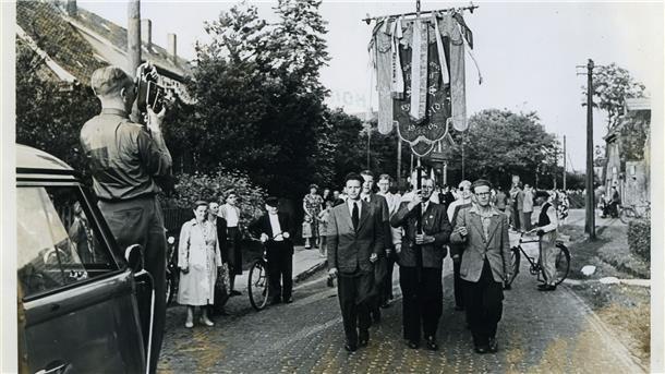 „Bordell mit Bahnanschluss“ und Folklore: Die Wesermarsch in alten Filmen Auch der Umzug durchs Dorf Seefeld wurde 1955 gefilmt.