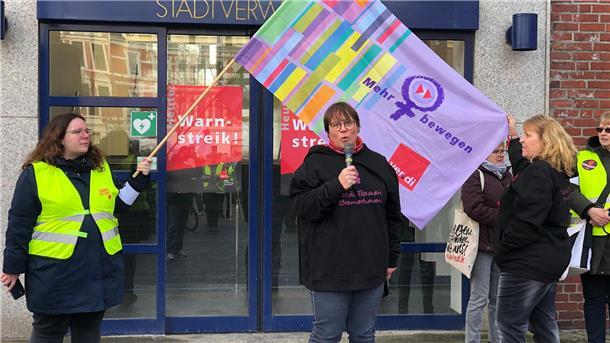 Warnstreiks: Demonstranten ziehen durch Bremerhaven Auch der Weltfrauentag steht bei den Rednerinnen immer wieder im Mittelpunkt.
