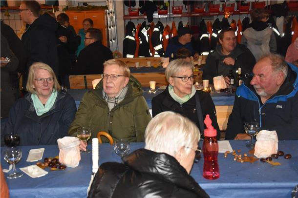 Auch die älteren Tarmstedter lassen sich beim Lichterfest blicken.  