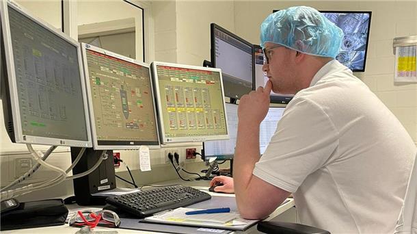 Er hilft mit, wenn aus Milch Käse, Joghurt und Co. wird Computerarbeit