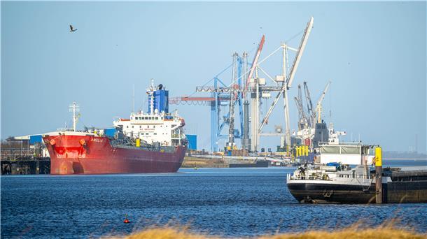 Schiff auf der Weser vor dem Brake Hafen.