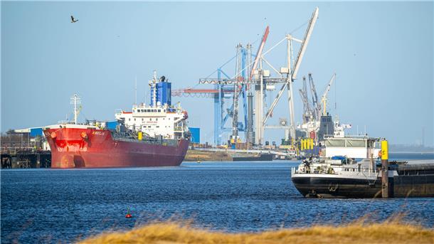 Schiffe auf der Weser vor dem Hafen in Brake.