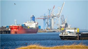 Schiffe auf der Weser vor dem Hafen in Brake.