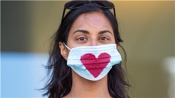 Auch die einfachen Masken haben einen wichtigen Effekt: Sie verhindern, dass Aerosole weit fliegen können.