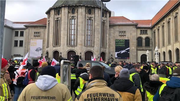 Warnstreiks: Demonstranten ziehen durch Bremerhaven Auch die Feuerwehr in Bremerhaven streikt heute.