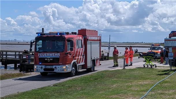 Großeinsatz in Burhave: Helikopter-Crew birgt Urlauber von Sandbank Auch die Feuerwehr war in Burhave im Einsatz.