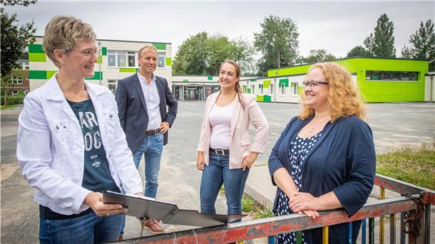 Auch die Leherheider Heidjerschule gehört zu den ganz großen Schul-Sanierungsbrocken der Stadt. Jetzt ist die energetische Fassade endlich fertig, glücklich macht das (von links): Seestadt-Architektin Tanja Schmitz, Holger Schneeberg (Technischer Betriebsleiter), Nathalie Lemken (Abteilungsleiterin Hochbau) und die Schuldirektorin Inga Eifeld. Foto Hartmann