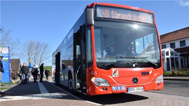 Bus der Linie 400 am Nordenhamer Bahnhof. Am Donnerstag kommt es in der nördlichen Wesermarsch zu einem Warnstreik der Verkehrsbetriebe.