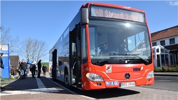 Bus der Linie 400 am Nordenhamer Bahnhof. Am Donnerstag kommt es in der nördlichen Wesermarsch zu einem Warnstreik der Verkehrsbetriebe.