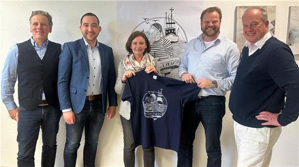Auch die Politik freut sich über den Erfolg der Soli-Aktion: Ralf Kopper, Geschäftsführer der Tourismus GmbH Gemeinde Dornum präsentiert zusammen mit Nico Bloem, Karin Emken und Matthias Arends, Mitglieder des Niedersächsischen Landtages, sowie mit Frank Peter Nowak, Geschäftsführer der Mahlbusen Projektentwicklungsgesellschaft mbH (von links), eines der Shirts.