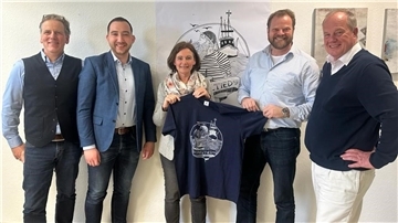 Auch die Politik freut sich über den Erfolg der Soli-Aktion: Ralf Kopper, Geschäftsführer der Tourismus GmbH Gemeinde Dornum präsentiert zusammen mit Nico Bloem, Karin Emken und Matthias Arends, Mitglieder des Niedersächsischen Landtages, sowie mit Frank Peter Nowak, Geschäftsführer der Mahlbusen Projektentwicklungsgesellschaft mbH (von links), eines der Shirts.