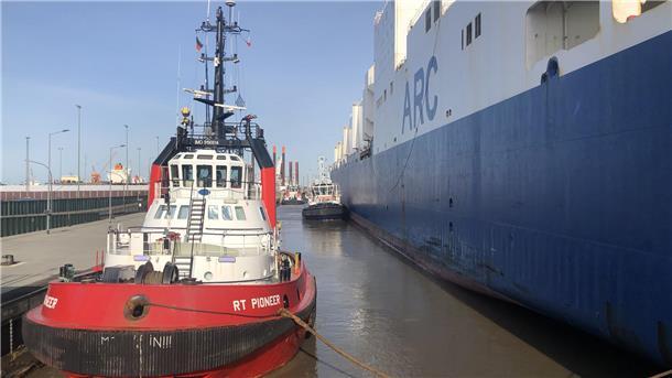 Auch die Schlepper "VB Geeste" und "Pioneer" (vorne) sorgten für die sichere Einfahrt der "Endurance".