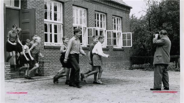 „Bordell mit Bahnanschluss“ und Folklore: Die Wesermarsch in alten Filmen Auch die Schule war 1955 in Seefld ein Teil der Filmaufnahmen.