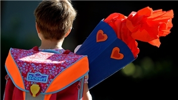 Kind mit Tasche und Schultüte