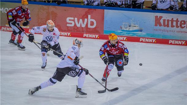 Auch die Unterstützung von Justin Büsing (rechts) von den Fischtown Pinguins half nicht. Die Eispiraten Crimmitschau verloren das erste Playoff-Halbfinale in der DEL2.
