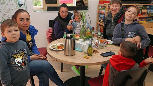 Kinder- und Jugendhaus feiert mit einem Frühlingsfest seinen 40. Geburtstag Das Foto zeigt Familien aus der Ukraine