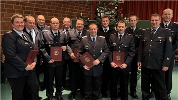 Auch Ehrungen standen bei der Abschlussbesprechung an (von links): Christina Reiners-Zirk, Marcus Kruse, stellvertretender Kreisbrandmeister Torsten Schattschneider, Tobias Hein, Harald Cordes, Michael Trebin, Michael Laackmann, Meik Spiller, Björn Döbbeke, Stefan Joachimsthaler, Kreisbrandmeister Ralf Hoyer und Torsten Tönjes.
