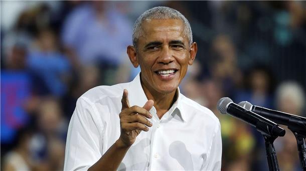 „Beste Fotobombe ever“: Obama spaziert durchs Blütenbild Auch ein Hingucker auf dem Familienfoto: der ehemalige US-Präsident Barack Obama. (Archivbild)