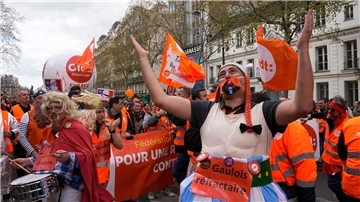 Auch ein Obelix ist auf der Straße: Gewerkschafter demonstrieren in Paris gegen die Rentenreform.