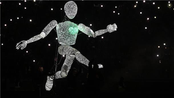 Großer Diego-Abschied: XXL-Puppe stellt 62-Meter-Tor nach Auch eine roboterartige Puppe kann offenbar Tore wie Diego schießen.