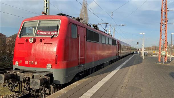 Liveticker: Pinguins-Sonderzüge erreichen Köln Auch eine Sonderzug-Lokomotive will geschmückt sein - natürlich im Pinguins-Design.