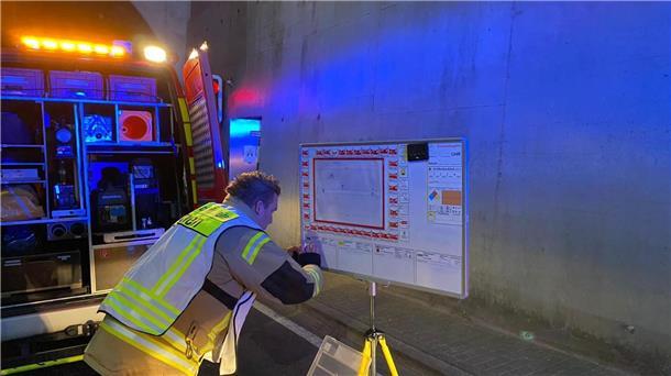Auch eine Übung im Wesertunnel stand 2022 für die Feuerwehr an. Das Foto zeigt Abschnittsleiter Thomas Nemeyer (Gruppenführer der Feuerwehr Rodenkirchen) damals an der Führungstafel Wesertunnel.
