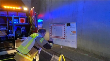Auch eine Übung im Wesertunnel stand 2022 für die Feuerwehr an. Das Foto zeigt Abschnittsleiter Thomas Nemeyer (Gruppenführer der Feuerwehr Rodenkirchen) damals an der Führungstafel Wesertunnel.