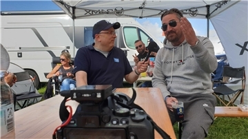 Auch Felix Behnert (rechts), Stadionsprecher der Fischtown Pinguins, genießt das Deichbrand-Leben - hier im Gespräch mit Reporter Matthias Berlinke.