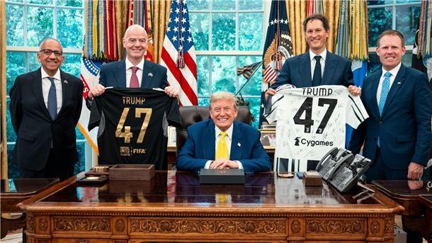 Mit Juve-Team im Rücken: Trump beantwortet Fragen zu Krieg Auch FIFA-Präsident Gianni Infantino (Zweiter von links) posierte mit Trump.