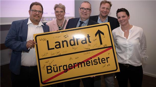 Auch Freunde des neuen Landrats freuten sich mit Thomas Krüger über dessen Wahl.