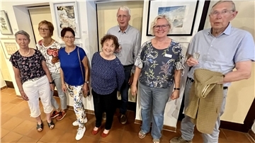 Auch für die Kunstschaffenden Gudrun Brandt, Anne Nitschke-Nobel, Gisela Böhle, Renate van de Vlierd, Gerd Rosenbohm, Ina Korter und Klaus Trolldenier (von links) ist der Kutterhafen in Fedderwardersiel ein beliebtes Motiv.