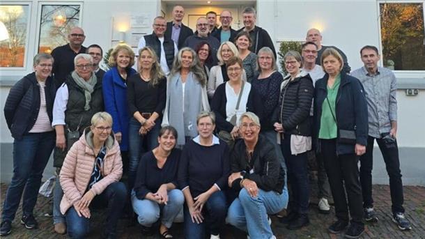Das Foto zeigt die Teilnehmer des Klassentreffens. 