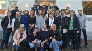 Das Foto zeigt die Teilnehmer des Klassentreffens. 